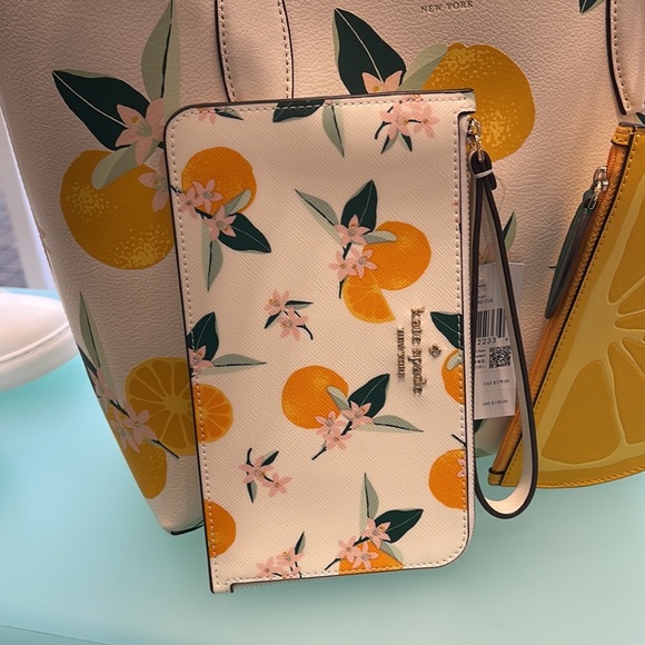 Kate Spade Lucy Orange Toss Printed Medium L-Zip Wristlet
Cream Multi
NWT - Picture 3 of 16